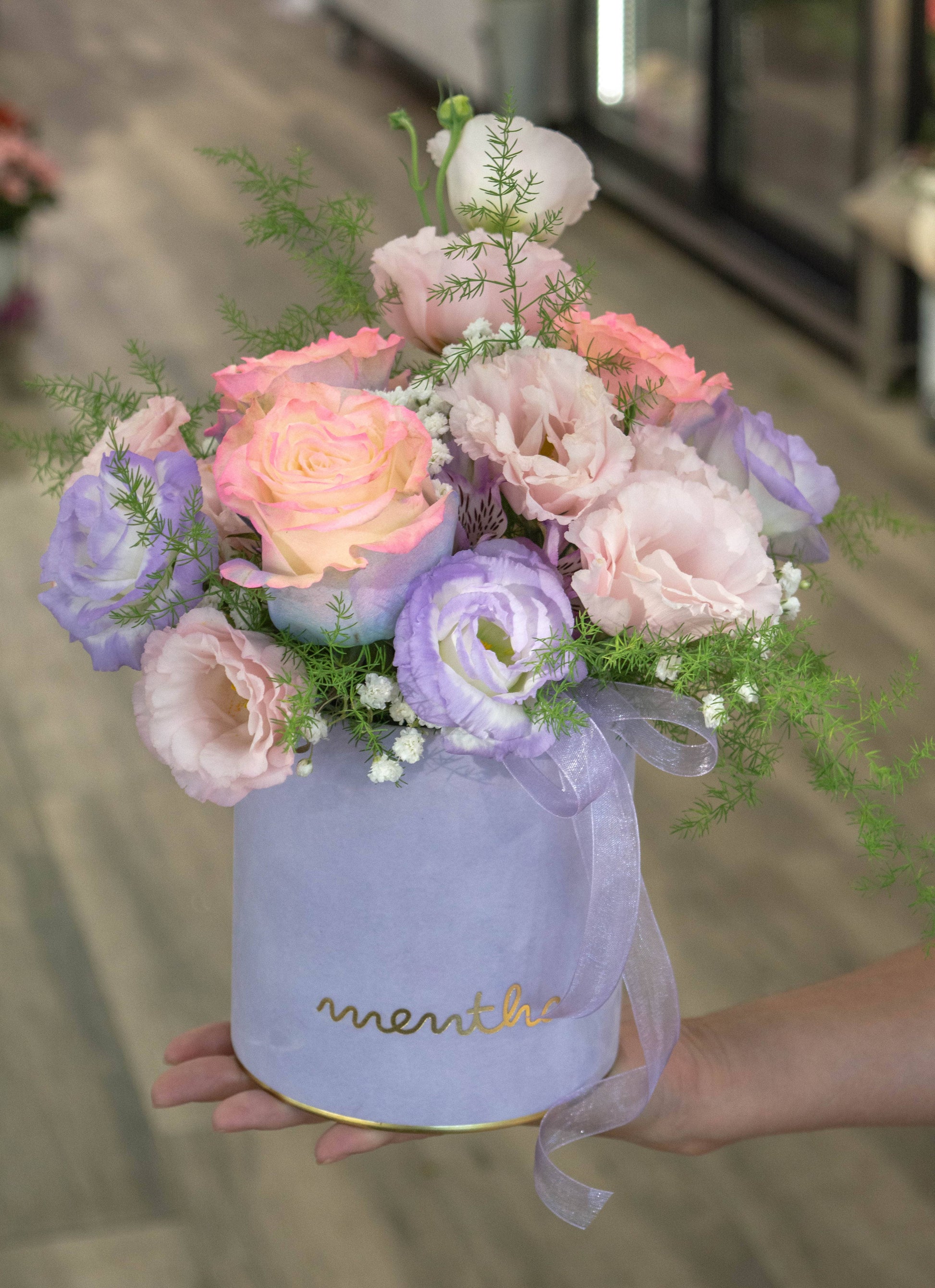 Bucurați-vă de frumusețea naturală a lisianthus și a florilor viu colorate într-o cutie plină de viață, cu livrare GRATUITĂ în Resita
