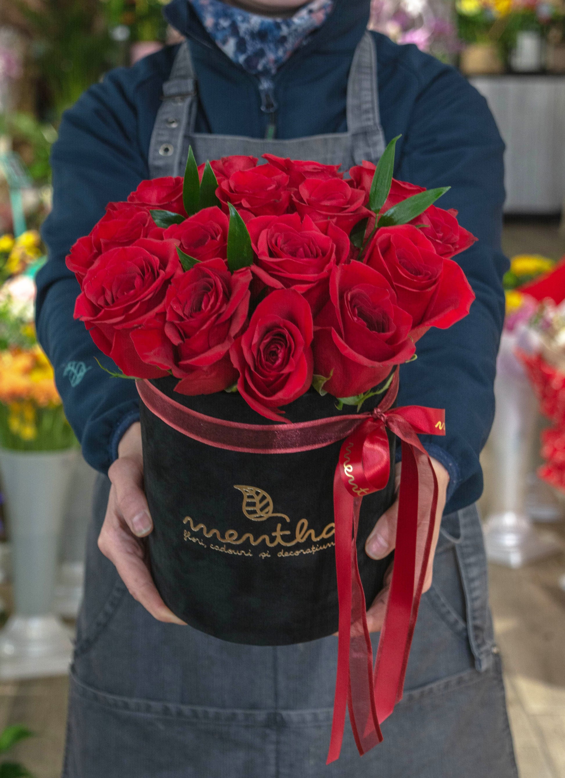 Detaliu din cutia noastră simplă și sofisticată, prezentând trandafiri roșii - simbolul iubirii pure și pasiunii, cu livrare GRATUITĂ în Resita.