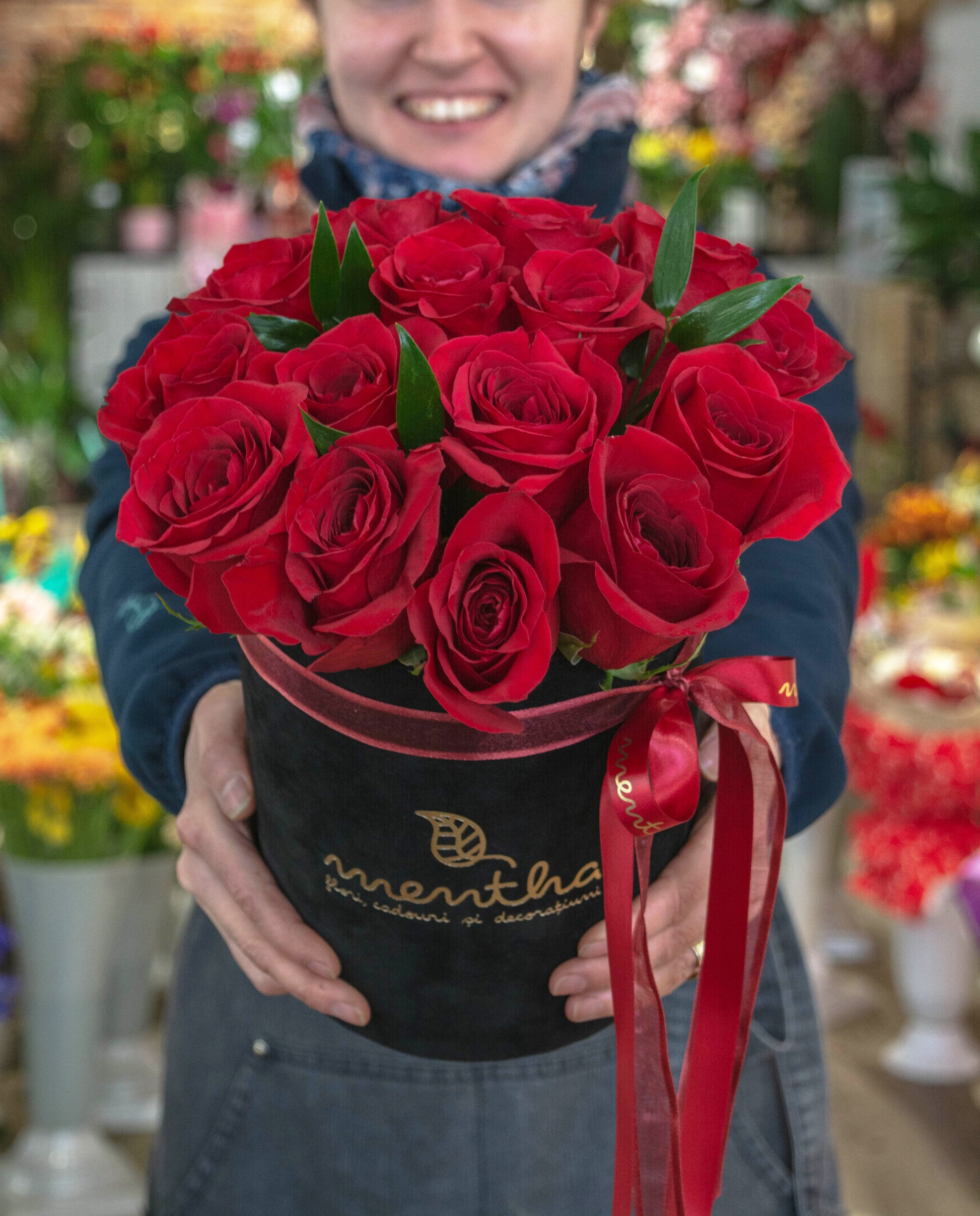 Trandafiri roșii, expresia perfectă a iubirii: imaginea a doua din colecția noastră, surprinzând prospețimea și frumusețea acestor flori, cu livrare GRATUITĂ în Resita.