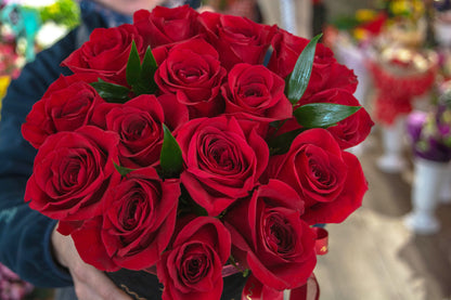 O privire de aproape la trandafirii roșii: ultima imagine din colecție, ilustrând iubirea și devotamentul într-o formă pură și simplă, cu livrare GRATUITĂ în Resita.