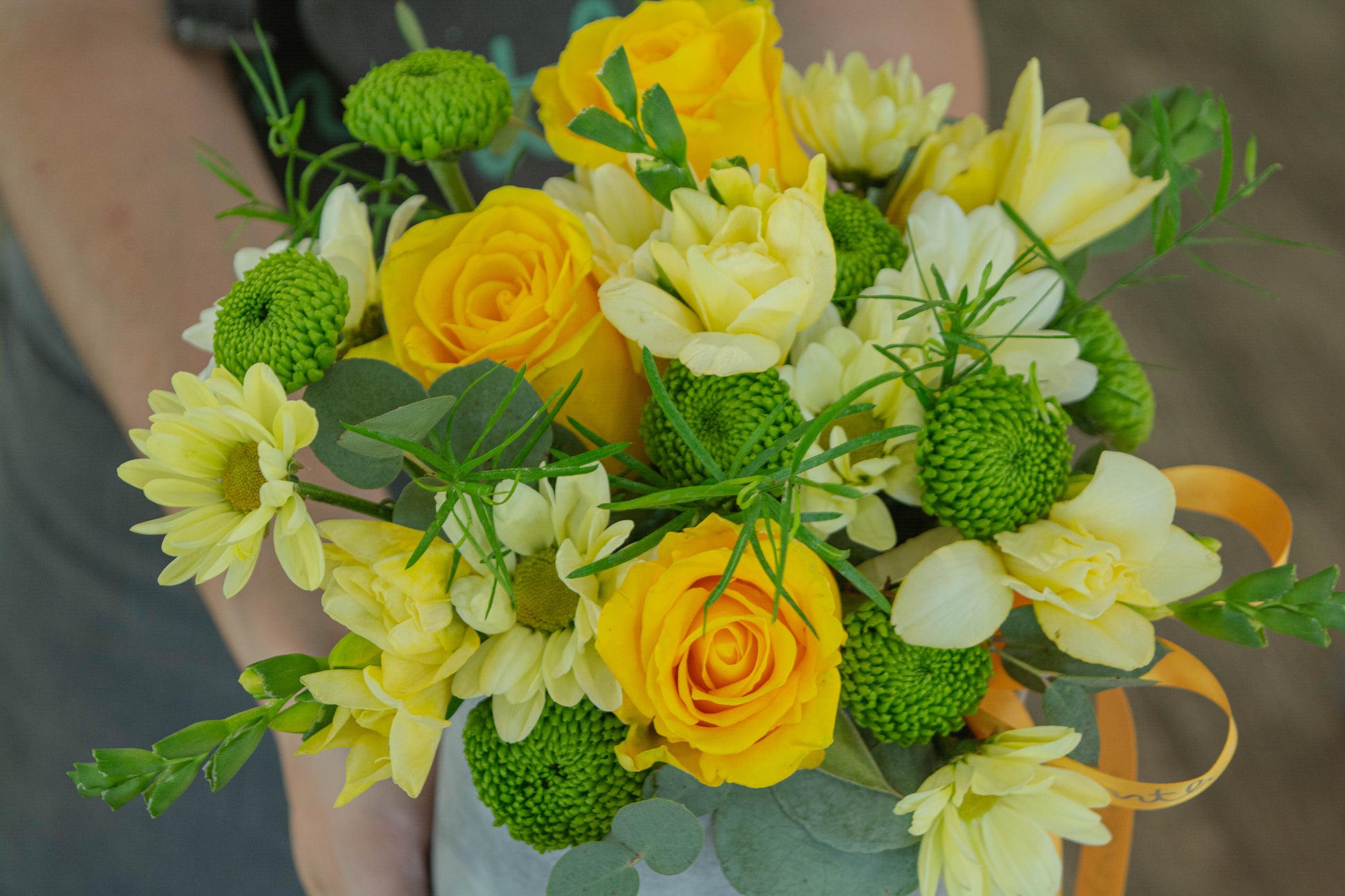 Detaliu cutie cu flori galbene și verzi - aranjament floral de vară - livrare flori în Reșița