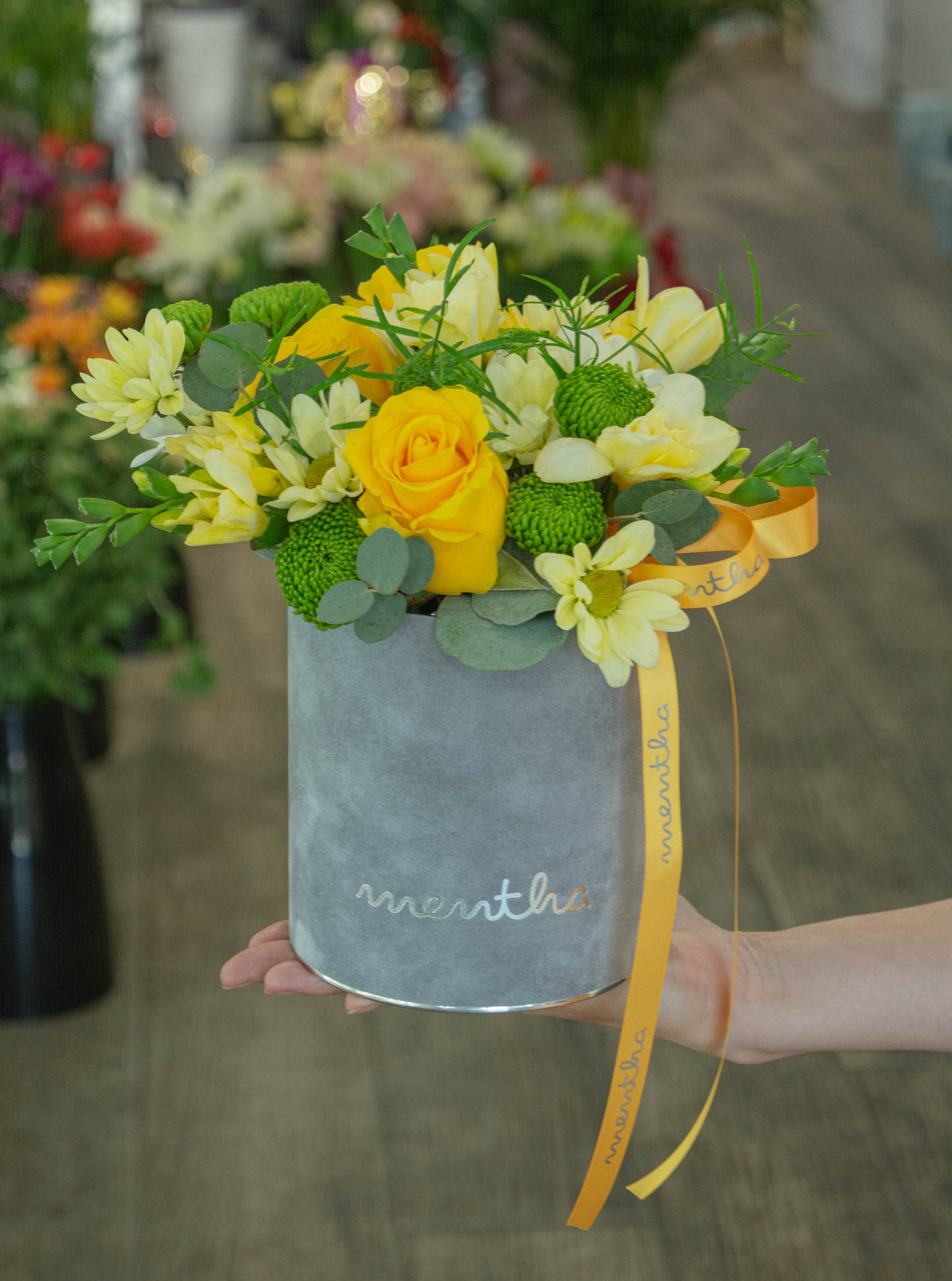 Flori galbene și verzi în cutie de vară - livrare gratuită flori în Reșița