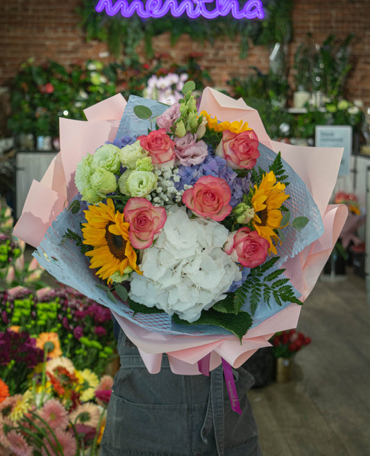 Buchet de flori colorat de vară cu lisianthus, floarea soarelui, trandafiri roz și hortensie - livrare flori în Reșița