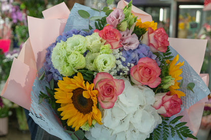 Detaliu buchet de vară cu lisianthus, floarea soarelui, trandafiri roz și hortensie - livrare flori în Reșița