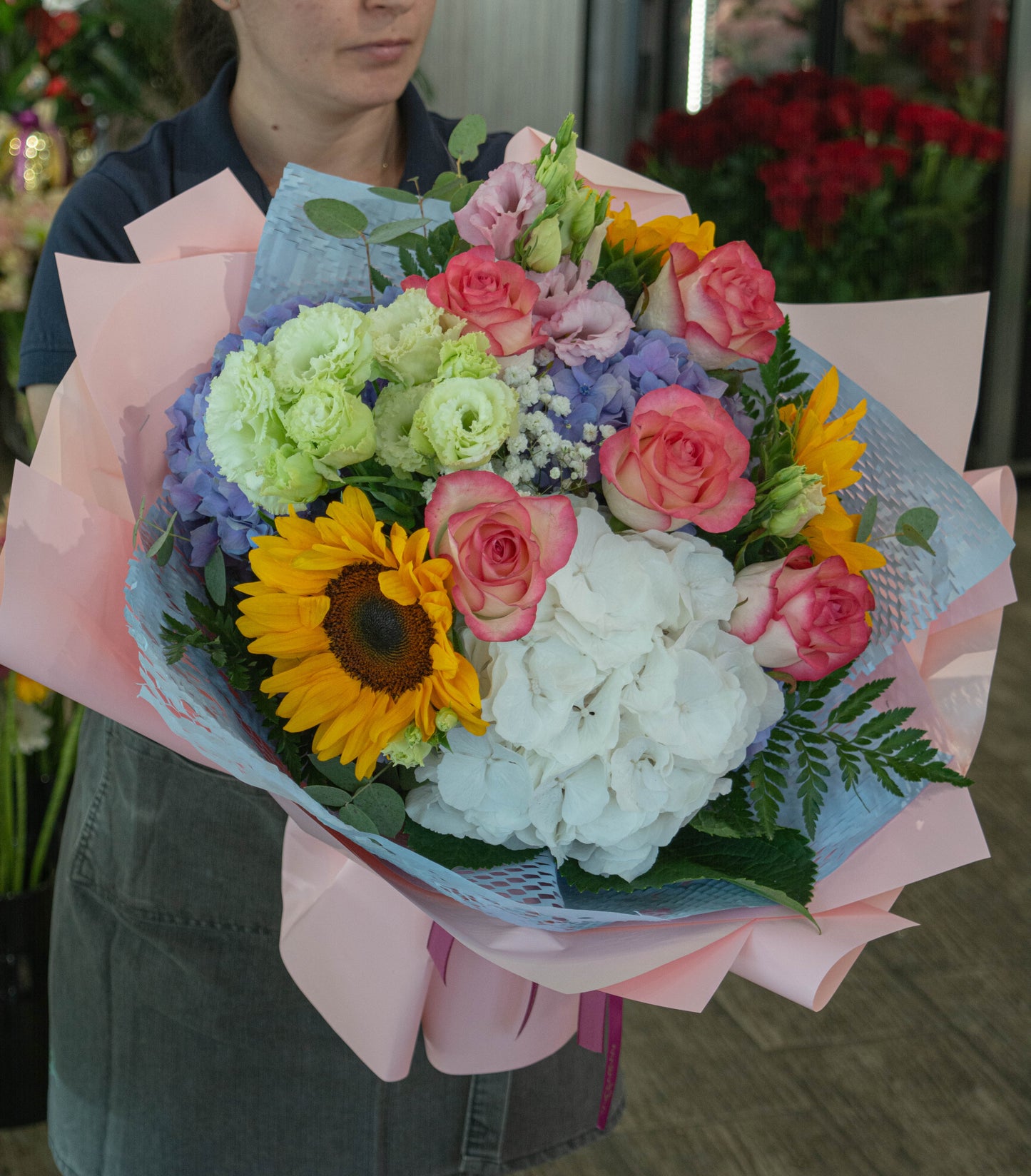 Buchet vibrant de vară cu lisianthus, floarea soarelui, trandafiri roz și hortensie - livrare gratuită flori în Reșița
