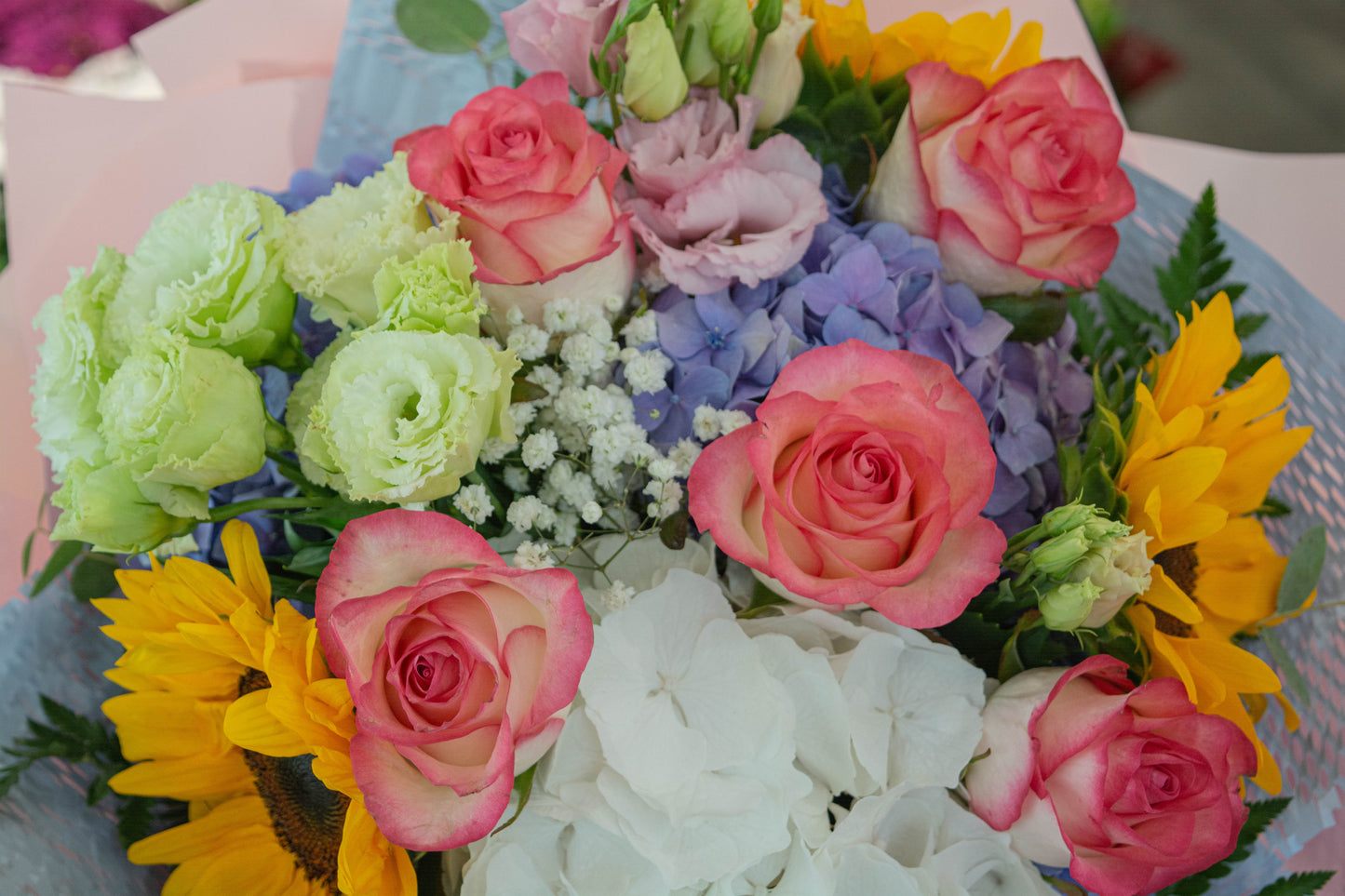 Aranjament floral de vară cu lisianthus, floarea soarelui, trandafiri roz și hortensie - livrare flori în Reșița