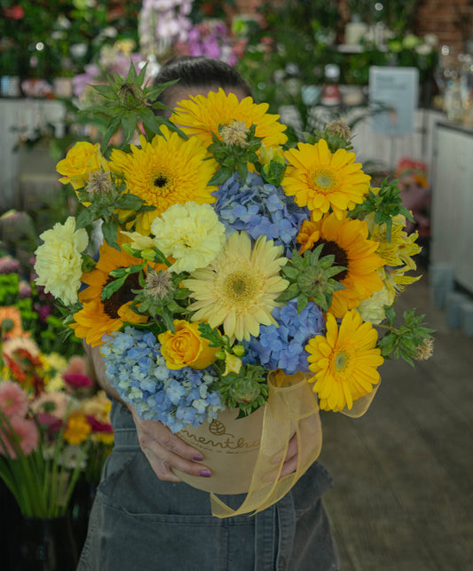 Cutie cu flori de vară - hortensie și floarea soarelui - livrare în Reșița