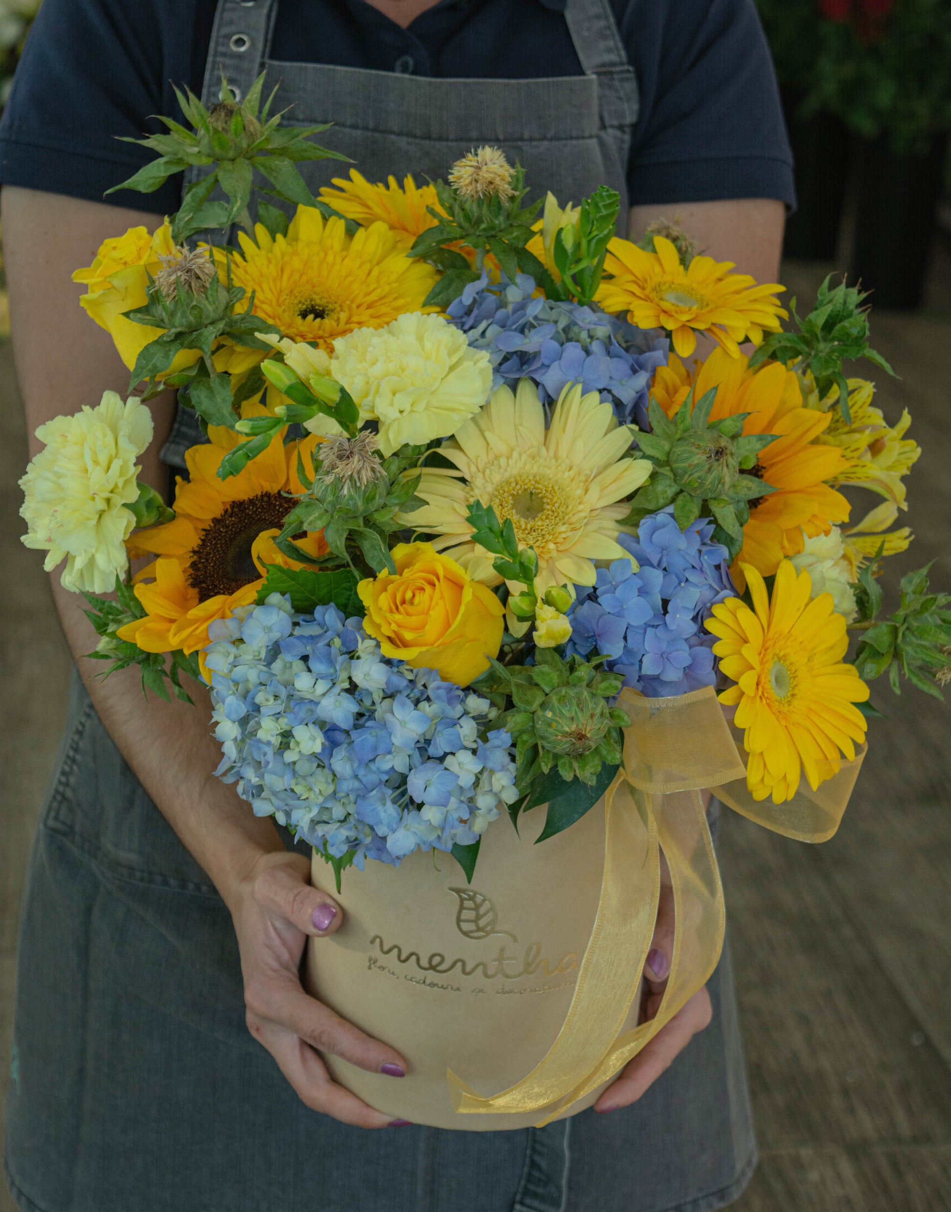 Aranjament de vară cu hortensie și floarea soarelui - livrare gratuită în Reșița