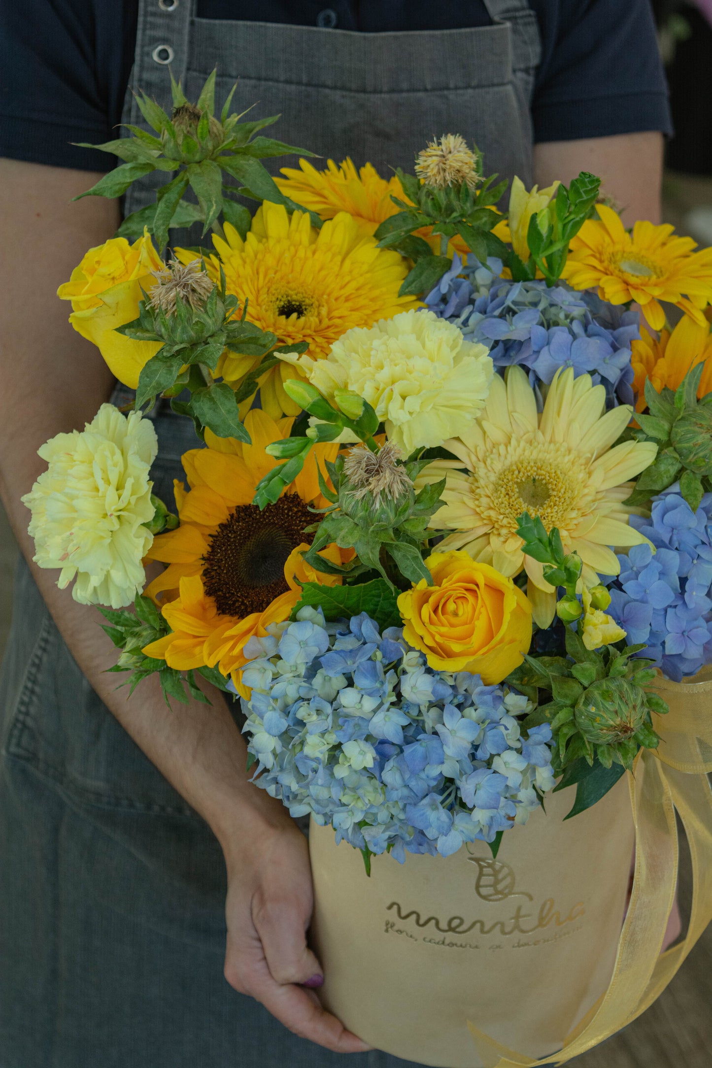 Cutie florală de vară - hortensie vibrantă și floarea soarelui - livrare în Reșița