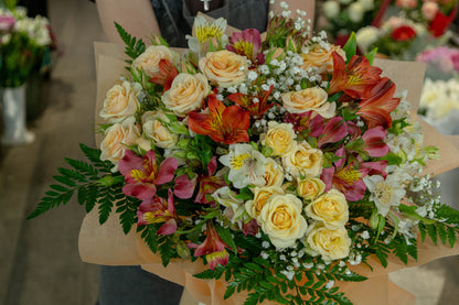 Detaliu buchet cu trandafiri miniroz și alstroemeria - aranjament floral de vară - livrare în Reșița