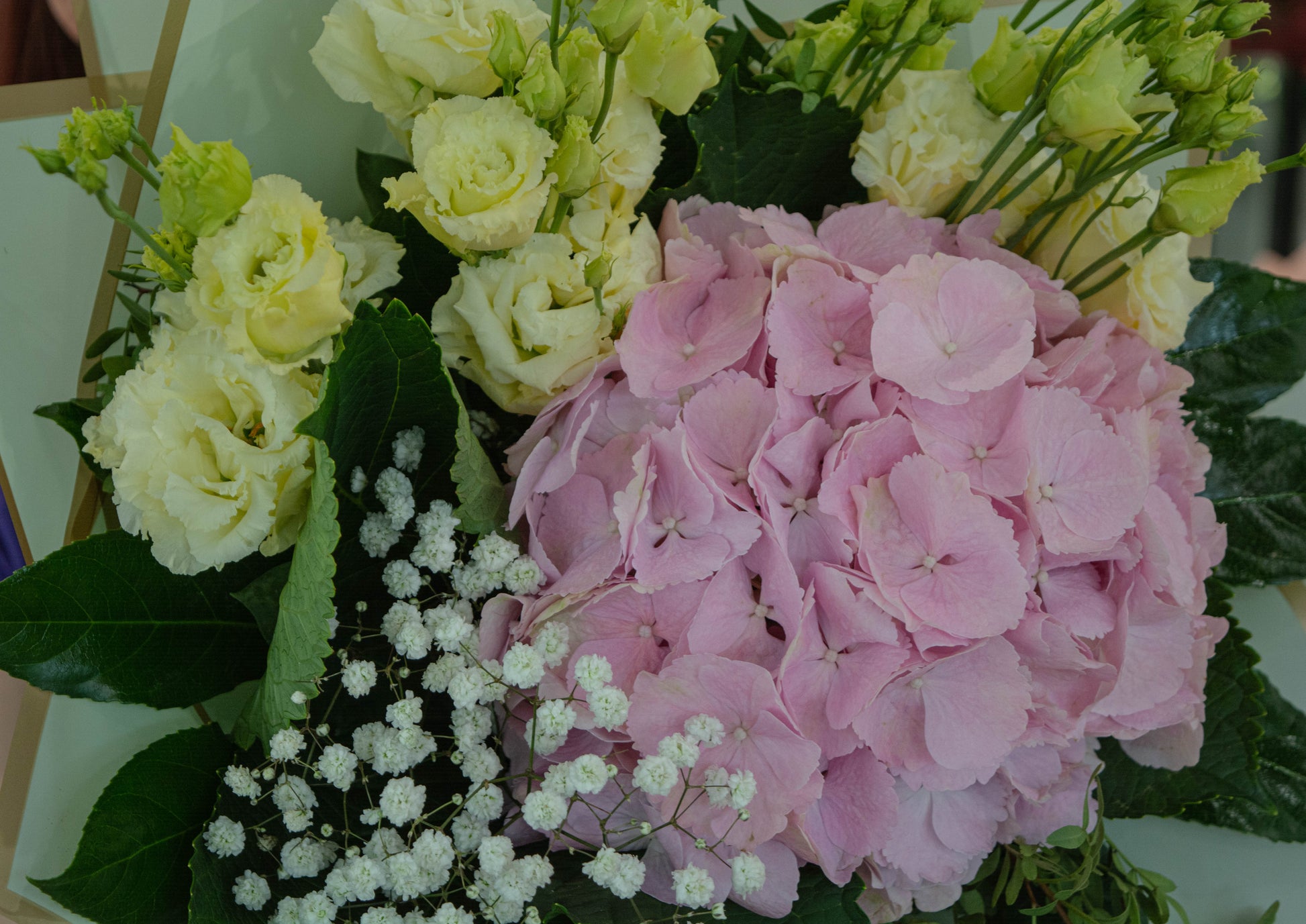 Detaliu buchet cu hortensie și lisianthus - aranjament floral elegant - livrare în Reșița