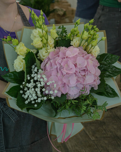 Buchet vibrant cu hortensie și lisianthus - livrare gratuită flori în Reșița