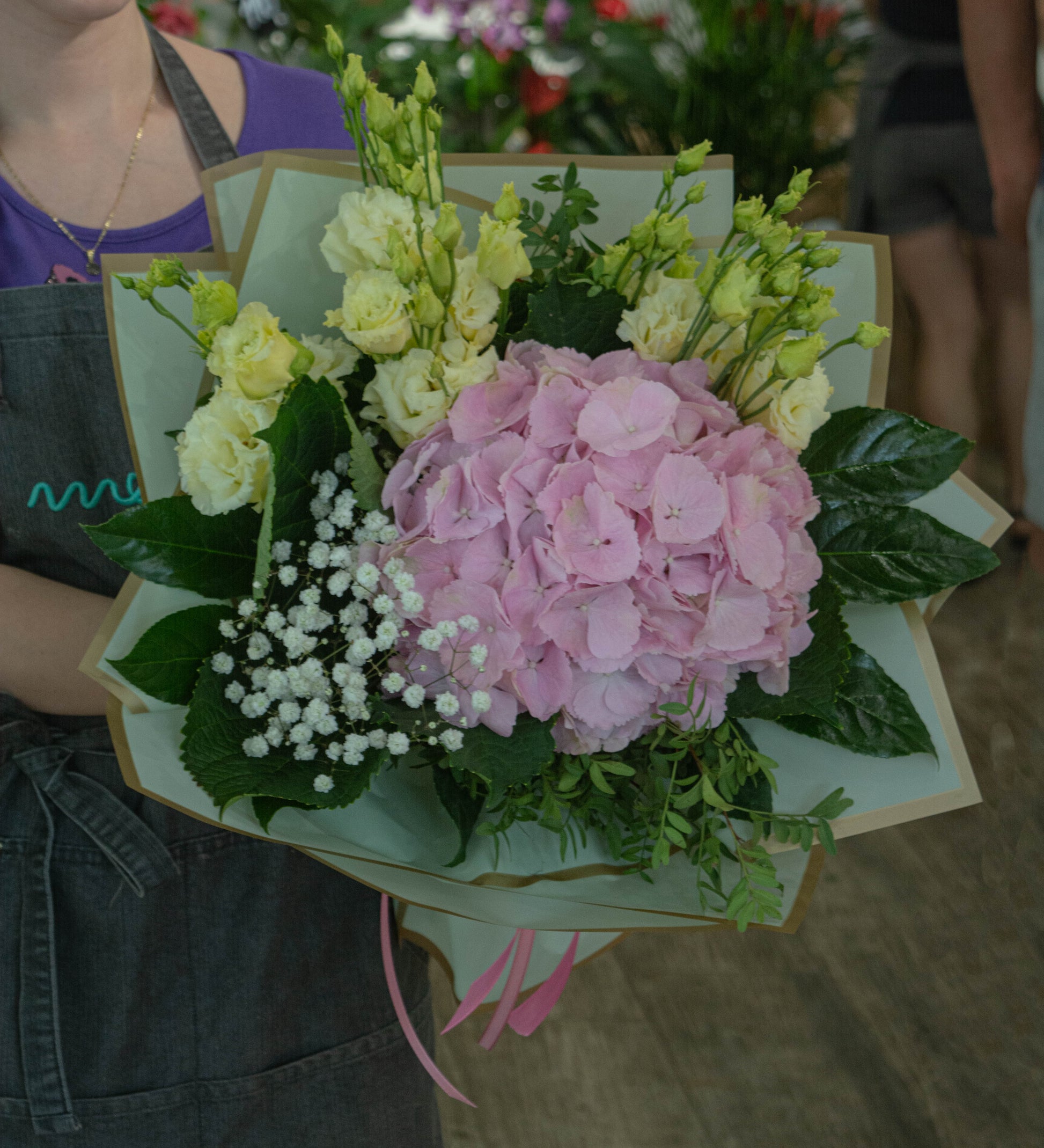 Aranjament floral cu hortensie și lisianthus - buchet elegant - livrare flori în Reșița