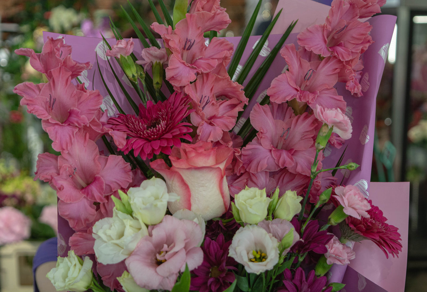 Detaliu buchet cu gladiole roz - aranjament floral elegant - livrare în Reșița