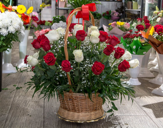 O imagine de aproape la trandafirii roșii și albi din coșul nostru elegant, simbolizând dragostea pură și frumusețea naturii