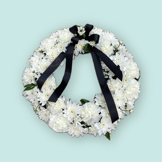 Coroană funerară din crizanteme albe - livrare flori în Reșița