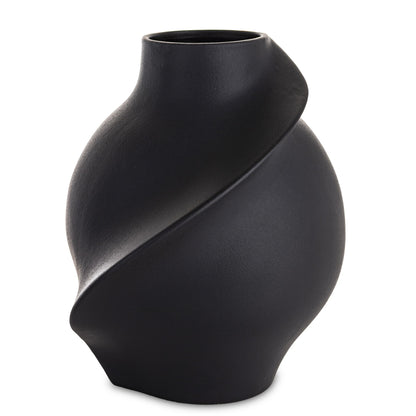 Vază din porțelan negru cu design minimalist modern, ideală pentru interioare sofisticate și elegante. Creează un contrast puternic și rafinat, fiind perfectă pentru flori simple sau aranjamente contemporane. Este o piesă statement pentru living, birou sau spații premium.