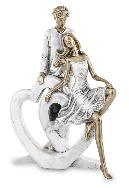 Figurină decorativă cuplu pe inimă, simbol al iubirii pure, al conexiunii emoționale și al relațiilor stabile. Este ideală pentru decor romantic în casă, aducând căldură și emoție. Perfectă ca dar pentru aniversări, Valentine’s Day, nuntă sau casă nouă.