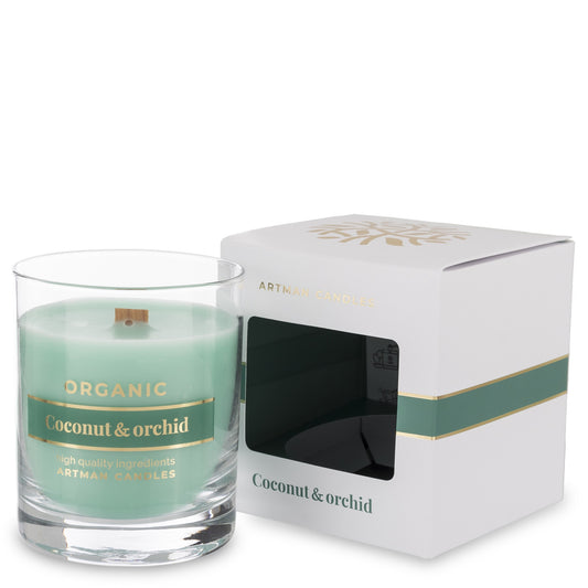 Lumânare parfumată din parafină, dimensiuni 9,5x8x8 cm, perfectă pentru a crea o atmosferă caldă și primitoare, aducând un parfum subtil și plăcut în orice spațiu.