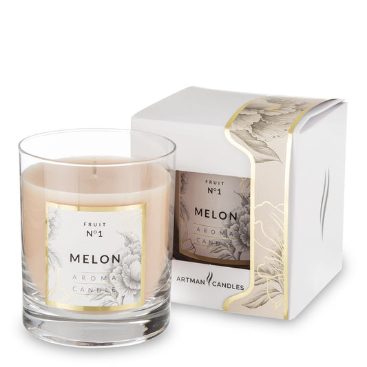 Lumânare parfumată cu aromă de pepene melon, ideală pentru a crea o atmosferă fresh, dulce și energizantă. Este perfectă pentru vară, spații de relaxare sau băi aromate. O alegere excelentă pentru cadouri de casă nouă, aniversări sau momente de răsfăț personal.