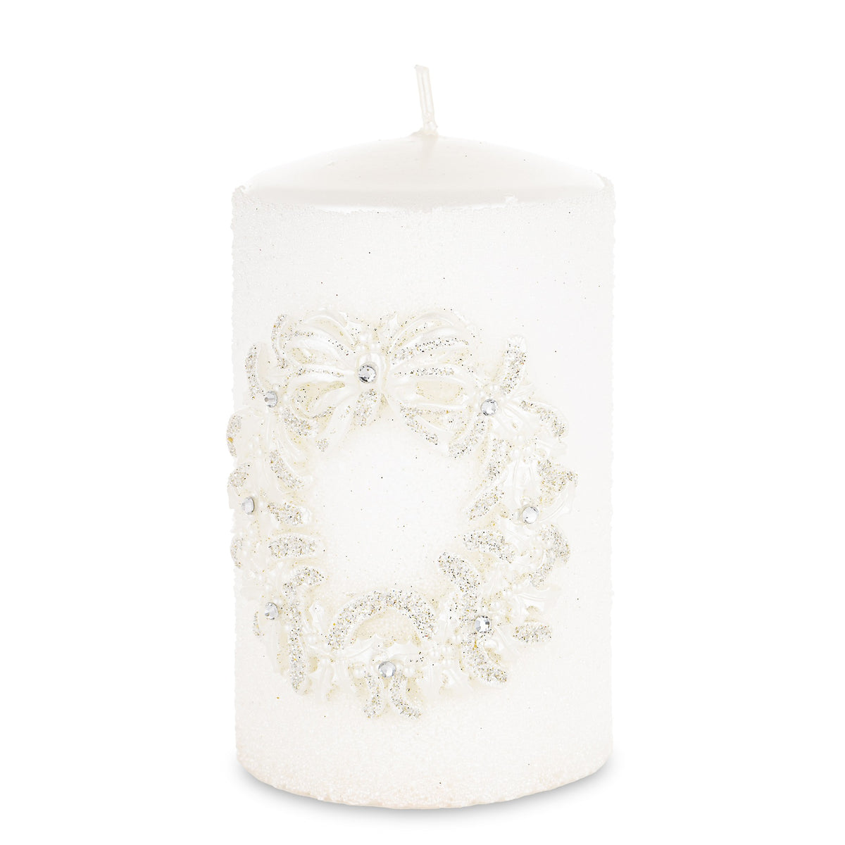 Lumânare de Crăciun albă cu cunună, obiect decorativ pentru decor elegant și mese festive, prezentat ca accent pentru locuință
