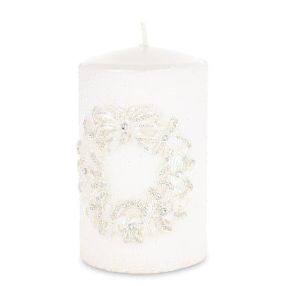 Lumânare de Crăciun albă cu cunună, obiect decorativ pentru decor elegant și mese festive, prezentat ca accent pentru locuință