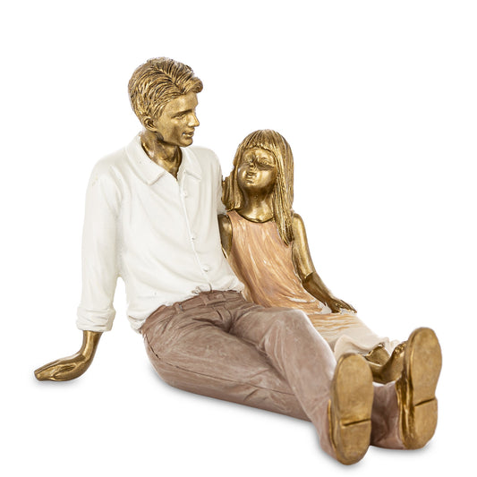Figurină decorativă tată cu fetița, simbol al iubirii pure dintre părinte și copil. Este o piesă emoțională care aduce căldură și sensibilitate în orice spațiu. Ideală pentru living sau birou și perfectă ca dar pentru Ziua Tatălui, aniversări sau cadouri de familie.