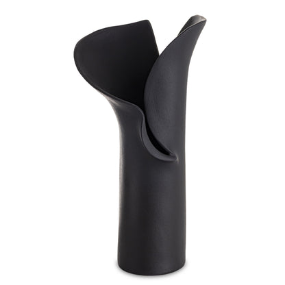Vază din porțelan negru cu design minimalist modern, ideală pentru interioare sofisticate și elegante. Creează un contrast puternic și rafinat, fiind perfectă pentru flori simple sau aranjamente contemporane. Este o piesă statement pentru living, birou sau spații premium.