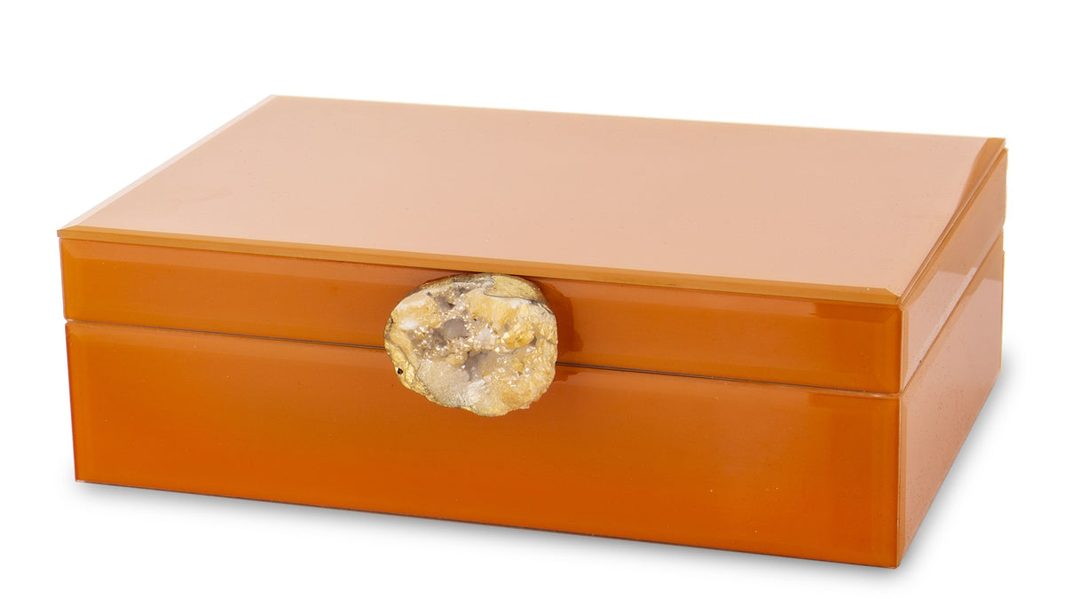 Cutie decorativă pentru bijuterii din sticlă portocalie, ideală pentru organizarea accesoriilor într-un mod elegant și rafinat. Designul său decorativ o transformă într-o piesă de accent pentru dormitor sau dressing. Perfectă ca dar pentru femei sau cadouri elegante de ocazie.