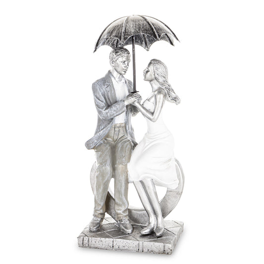 Figurină decorativă cuplu sub umbrelă, simbol al protecției, iubirii și momentelor împărtășite. Este ideală pentru decor romantic în casă, dormitor sau living. O alegere perfectă ca dar pentru aniversări, nuntă, Valentine’s Day sau casă nouă.