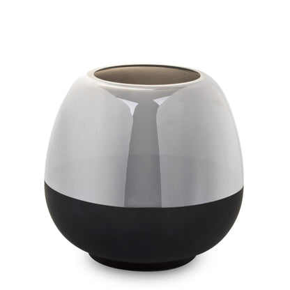 Vază din sticlă fumurie cu bază neagră, piesă modernă și sofisticată pentru interioare elegante. Este ideală pentru flori sau decor minimalist și adaugă profunzime vizuală oricărui spațiu. Perfectă pentru living, dining sau birou premium.