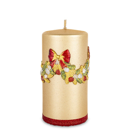 Lumânare de Crăciun aurie cu fonte, obiect decorativ pentru decor elegant și mese festive, prezentat ca accent pentru locuință