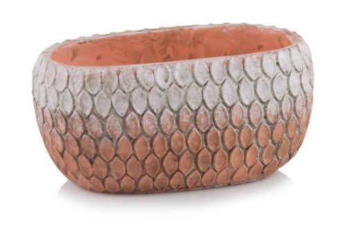 Ghiveci decorativ realizat din ceramică cu finisaj rustic și design autentic, ideal pentru plante decorative și amenajări cozy sau farmhouse. Aspectul natural și textura decorativă adaugă căldură și farmec oricărui spațiu interior sau exterior protejat și completează armonios livingurile rustice, balcoanele sau terasele acoperite. Este potrivit pentru flori, plante verzi sau suculente și reprezintă o alegere inspirată pentru iubitorii de decor tradițional și accesorii decorative naturale.